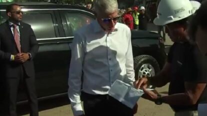 Chris Wright inspecciona zonas afectadas en La Guaira