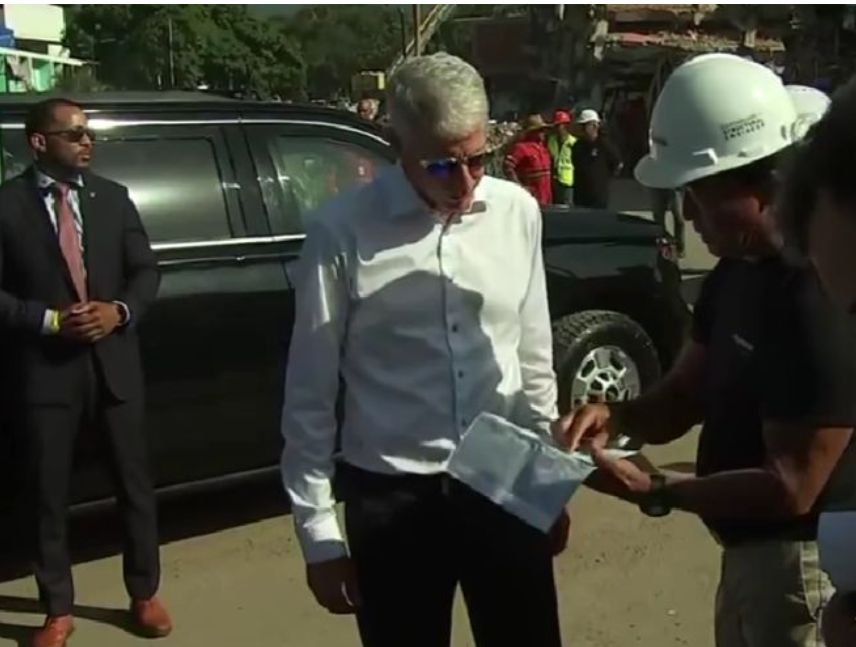 Chris Wright inspecciona zonas afectadas en La Guaira