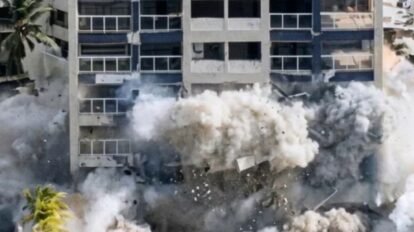 Ejecutan sexta demolición controlada en residencia Arrecife de La Guaira