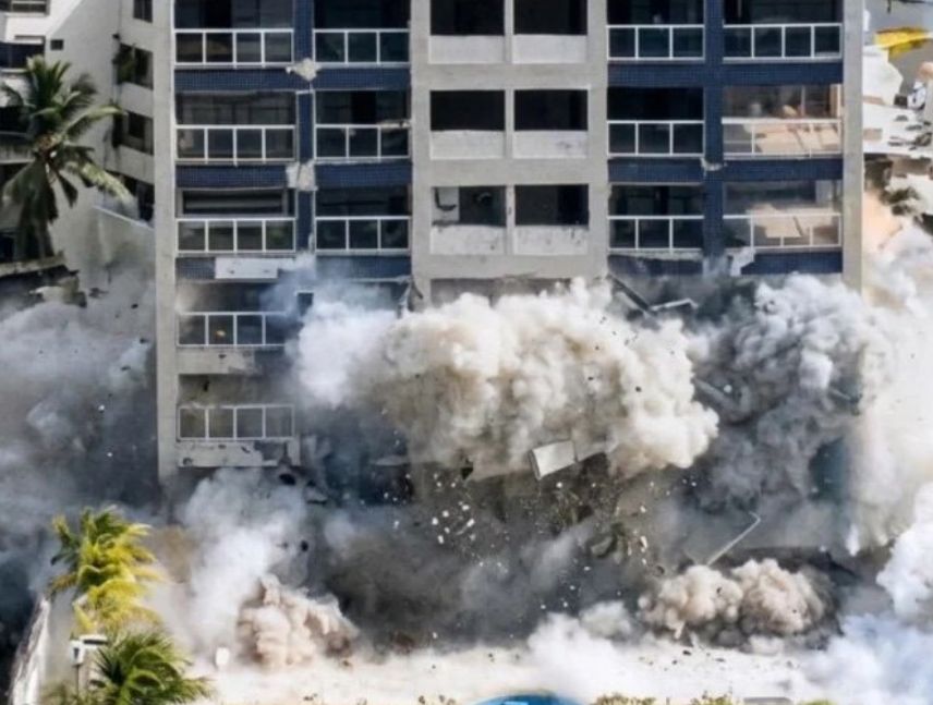Ejecutan sexta demolición controlada en residencia Arrecife de La Guaira