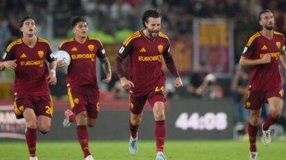 La Roma remontó para tomar el liderato de la Serie A