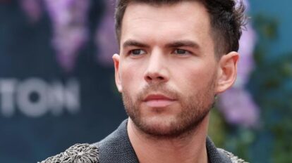 Actor de “Bridgerton” denuncia odio hacia su pareja