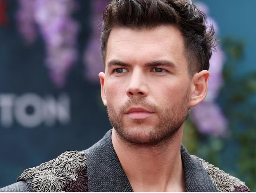 Actor de “Bridgerton” denuncia odio hacia su pareja