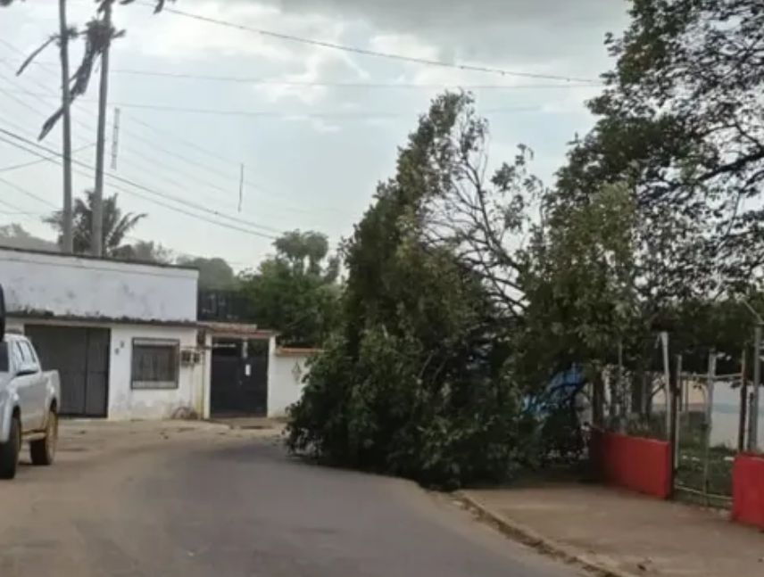 Vientos huracanados causaron destrozos en el sur de Bolívar