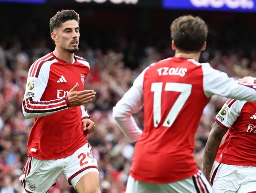 Arsenal remonta y se queda con el Derbi londinense
