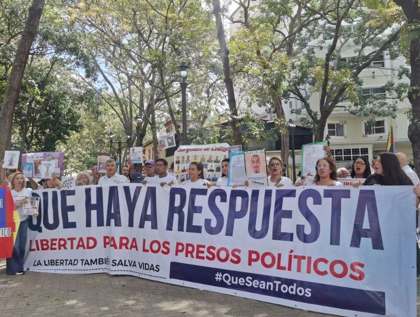 Familiares de presos políticos protestan frente a la Defensoría del Pueblo