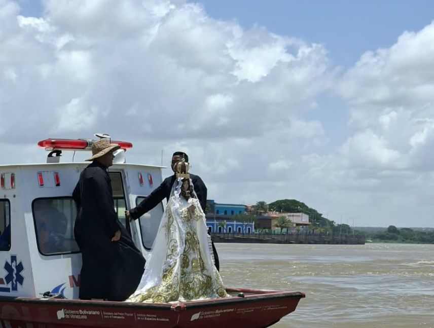 Procesión fluvial de "Vallita" bendice las aguas del Orinoco