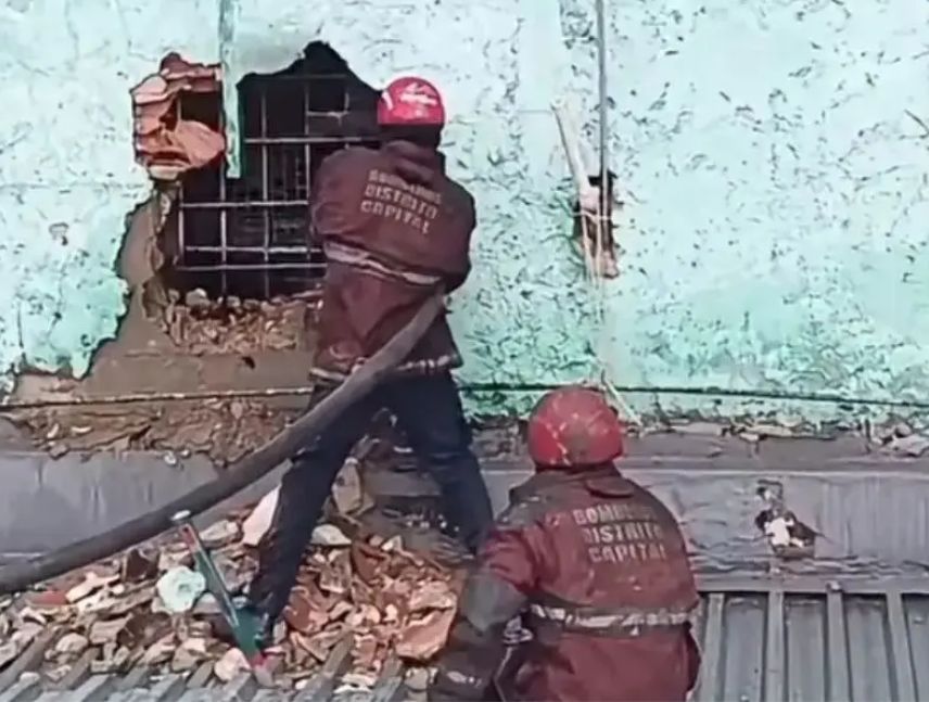 Bomberos sofocan incendio en comercial de El Cementerio