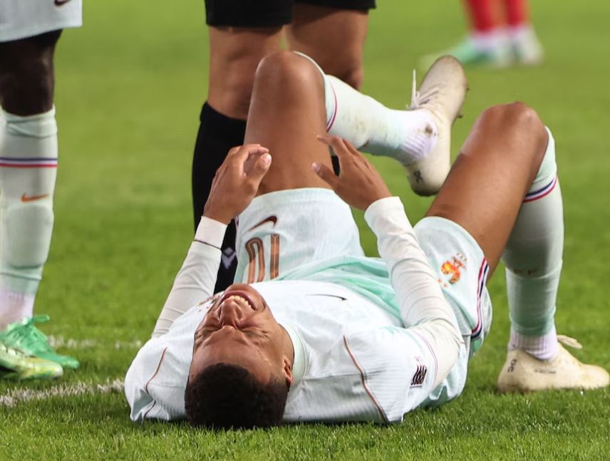 Mbappé se marcha lesionado tras marcar con Francia