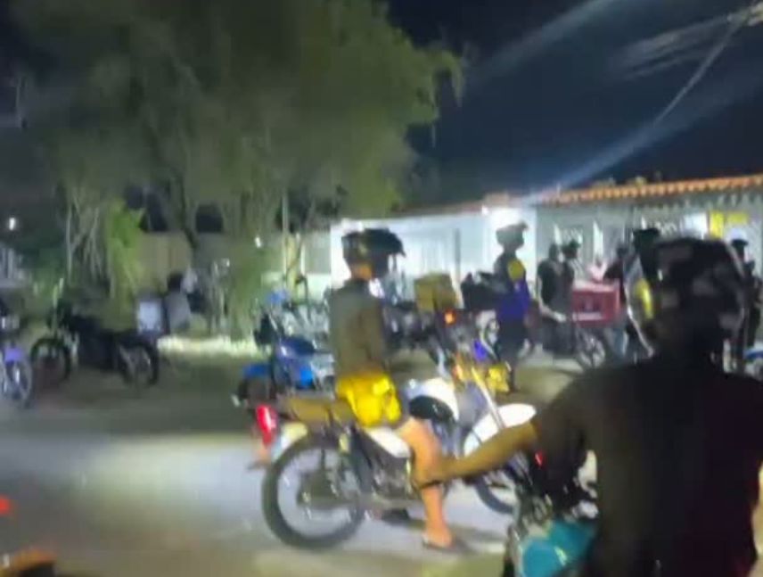 Motorizados acorralan a sospechosos de robo en El Caimito