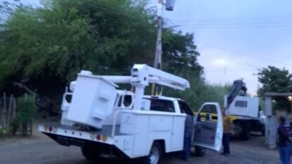 Instalan transformador tras una semana sin luz en Brisas del Sur