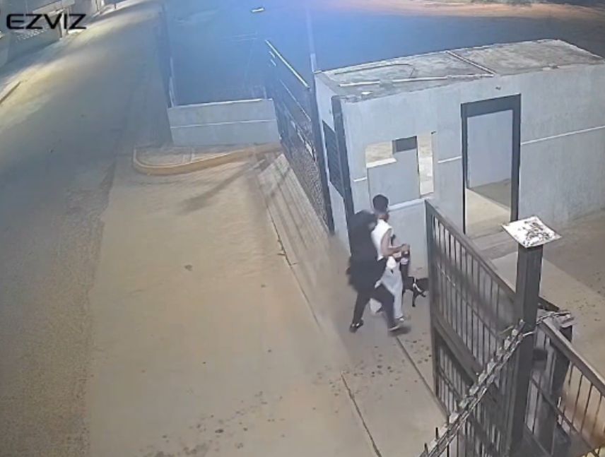 Cámara de seguridad registra asalto a un joven en Paratepuy