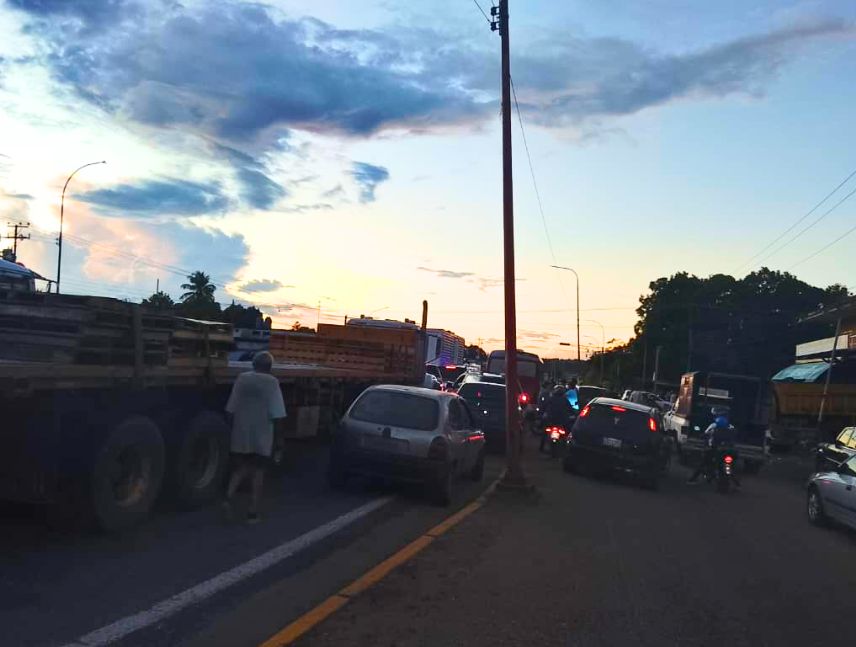 Reportan protesta en el cruce de El Rosario por fallas eléctricas