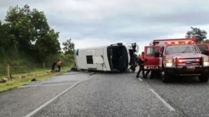 Tres muertos y 30 heridos tras vuelco de autobús en Portuguesa