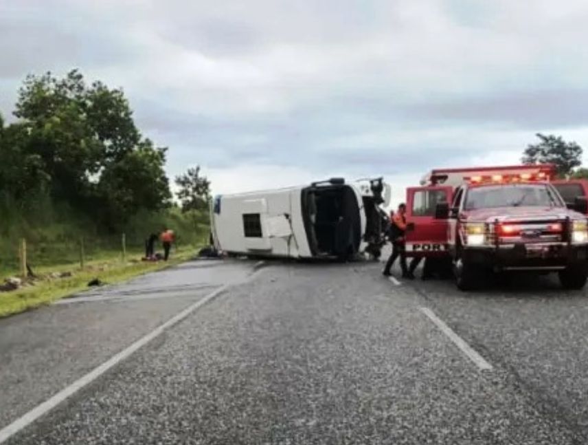 Tres muertos y 30 heridos tras vuelco de autobús en Portuguesa