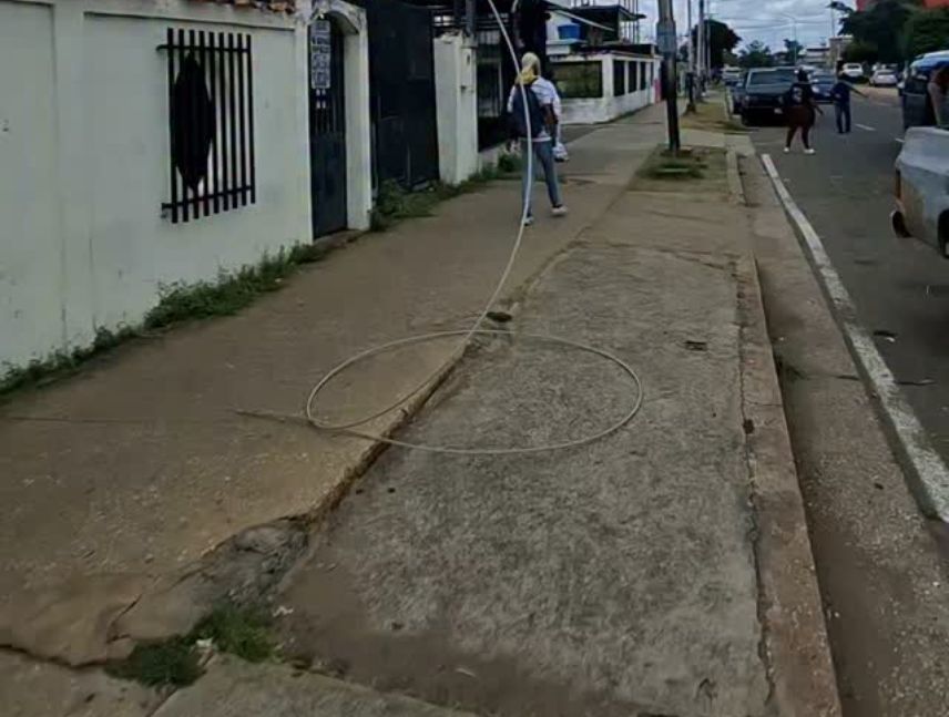 Guaya caída en avenida de Ciudad Bolívar afecta a comercios
