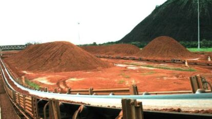 Sobrevuelan aviones de combate sobre mina de Bauxilum