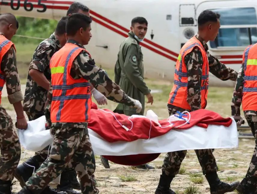Nepal reporta dos rescates en un túnel a 10 días de la riada