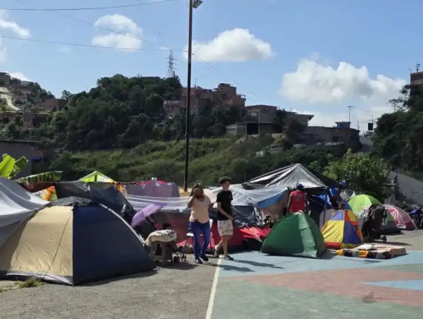Familias en refugios exigen atención ante condiciones precarias