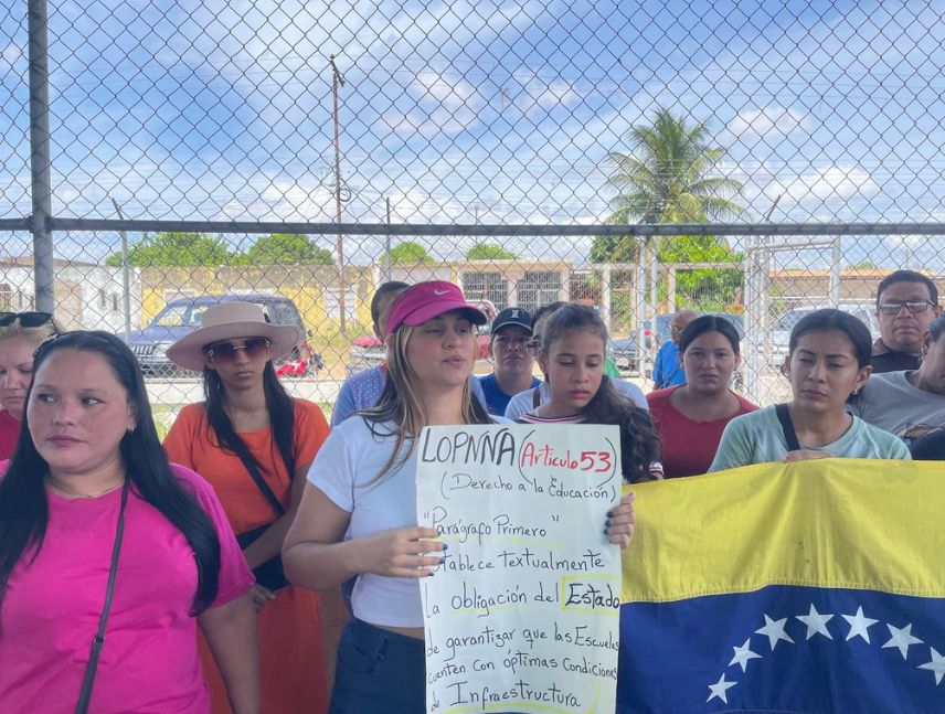 Padres en Villa Bahía exigen reparar la Escuela Simón Bolívar