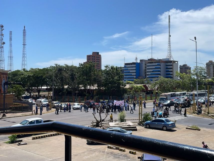 Trabajadores de la CVG trancan la Carrera Tocoma en Alta Vista