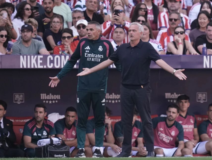Mourinho arremete contra el árbitro y el VAR tras la derrota