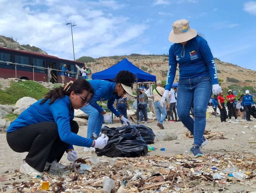 Evalúan agua de playas de La Guaira tras los sismos