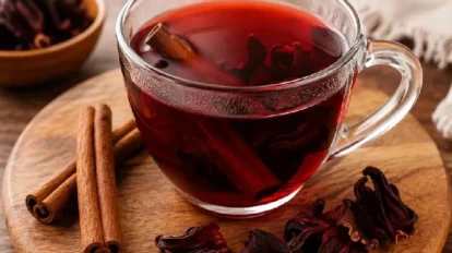Té de jamaica con canela alivia las molestias estomacales