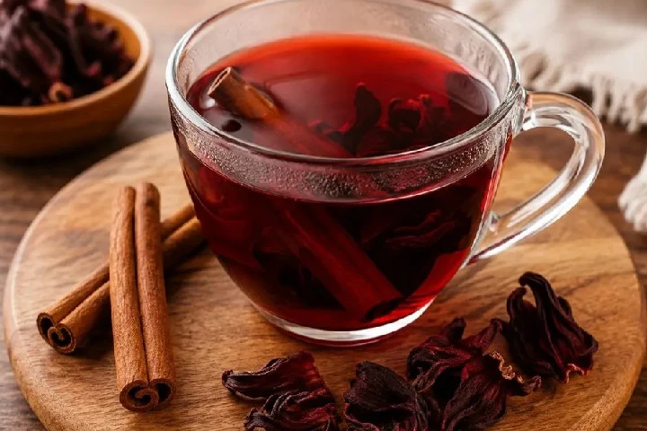Té de jamaica con canela alivia las molestias estomacales