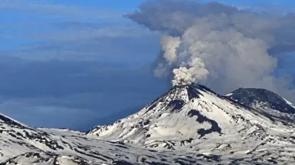 Volcán en Chile genera columna de humo de 900 metros de altura tras explosión