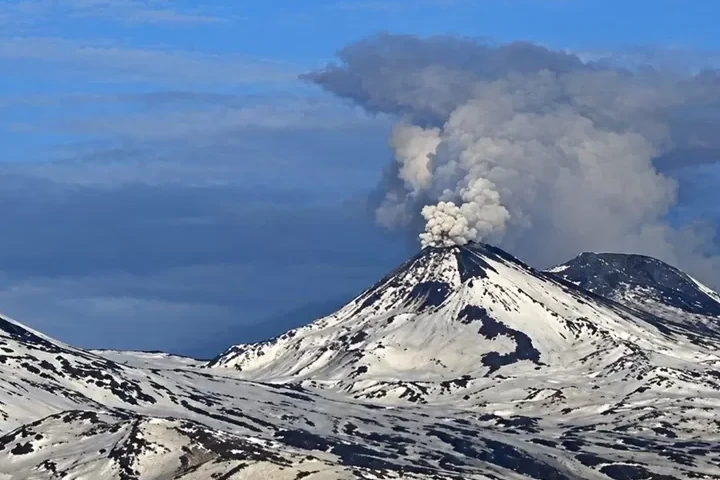 Volcán en Chile genera columna de humo de 900 metros de altura tras explosión