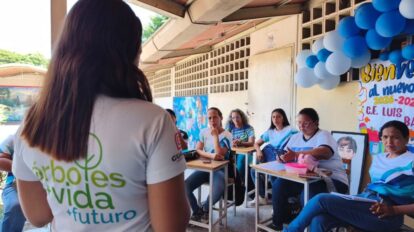 Forman a docentes con programa ambiental “Un Estudiante, Un Árbol”