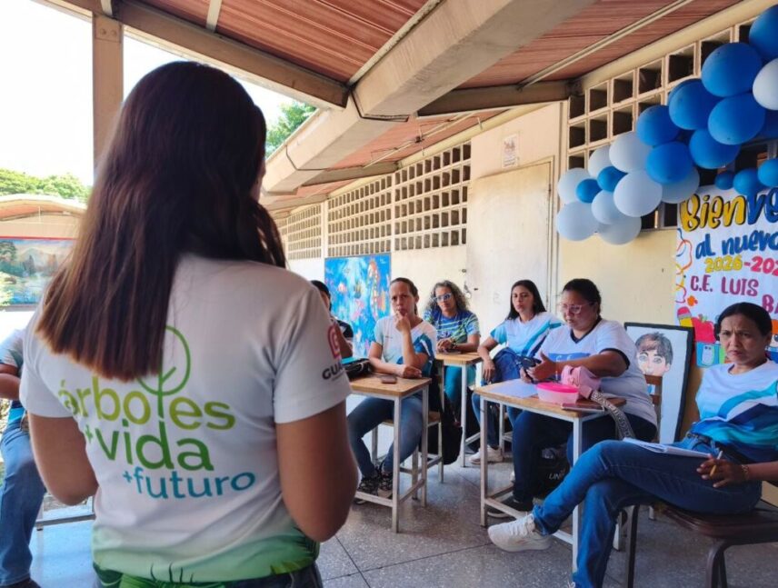 Forman a docentes con programa ambiental “Un Estudiante, Un Árbol”