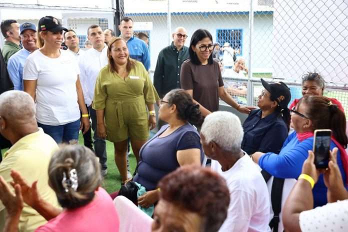 Delcy Rodríguez evalúa planes productivos y organización comunal en Petare
