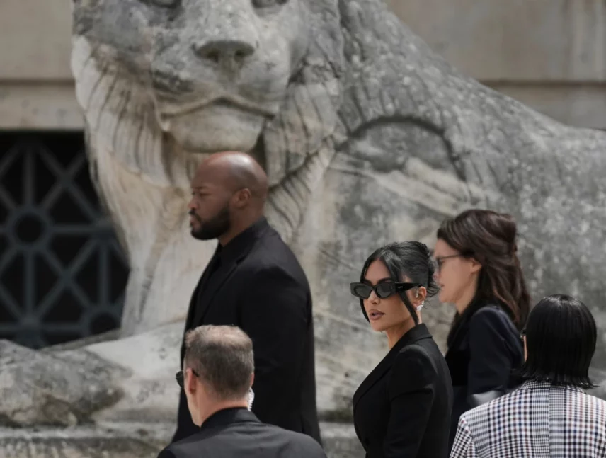 Tribunal de París indemniza a Kim Kardashian con 1 euro