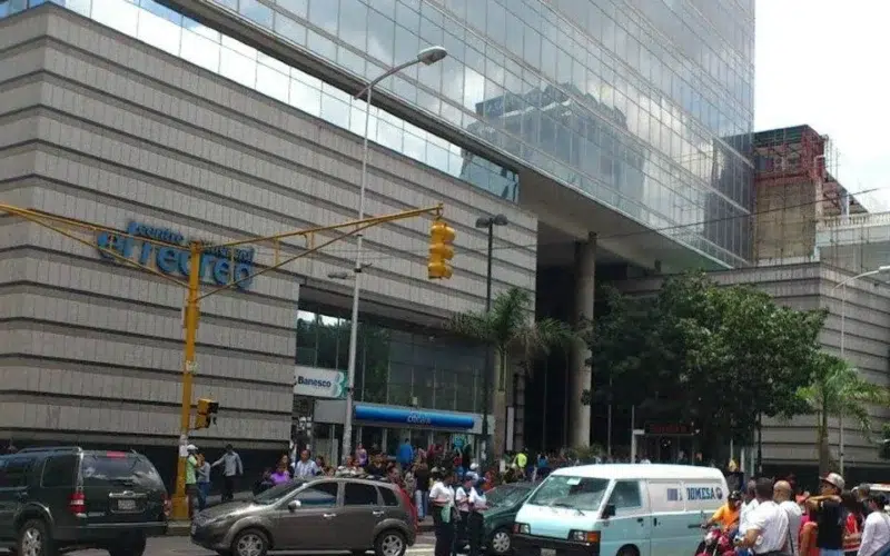 Muere universitaria tras caer del último piso del C.C. El Recreo