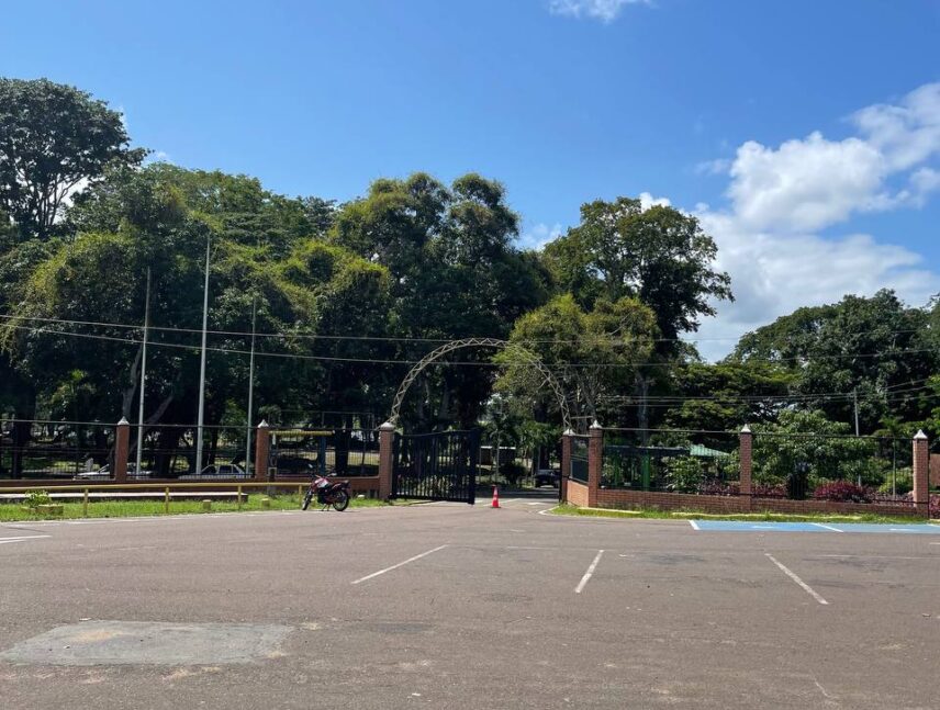 Falta de mantenimiento empaña disfrute de visitantes en el parque Cachamay