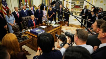 Trump sigue respaldando a María Elvira Salazar pese a desacuerdo