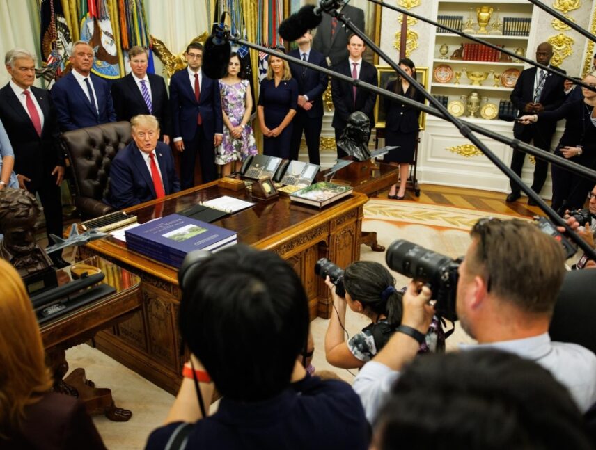 Trump sigue respaldando a María Elvira Salazar pese a desacuerdo