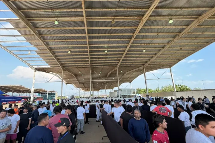 Arriban 406 venezolanos a través de Vuelta a la Patria
