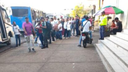 Guayaneses hacen largas colas para usar el transporte público