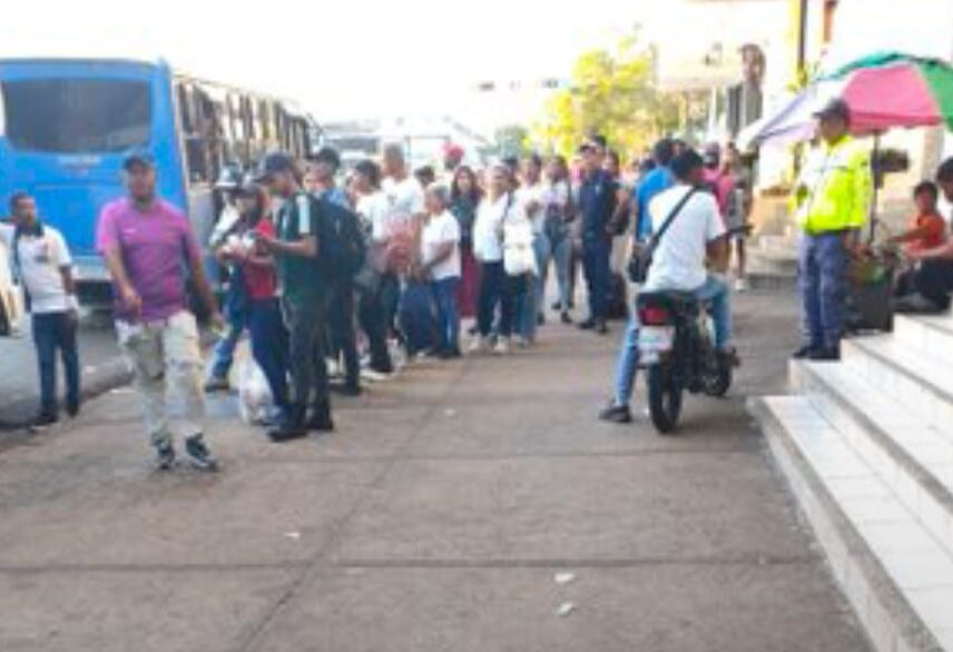 Guayaneses hacen largas colas para usar el transporte público
