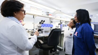Delcy Rodríguez inaugura centro médico.