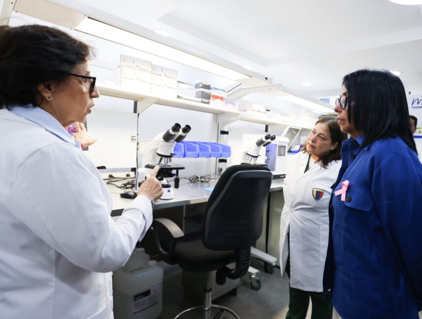 Delcy Rodríguez inaugura centro médico.
