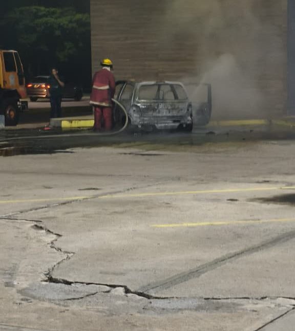 Se incendia vehículo en estacionamiento de un supermercado