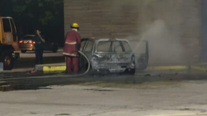 Se incendia vehículo en estacionamiento de un supermercado