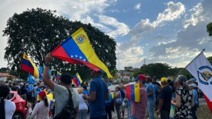 Simpatizantes de María Corina en la redoma de Chilemex.