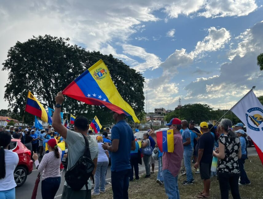 Simpatizantes de María Corina en la redoma de Chilemex.