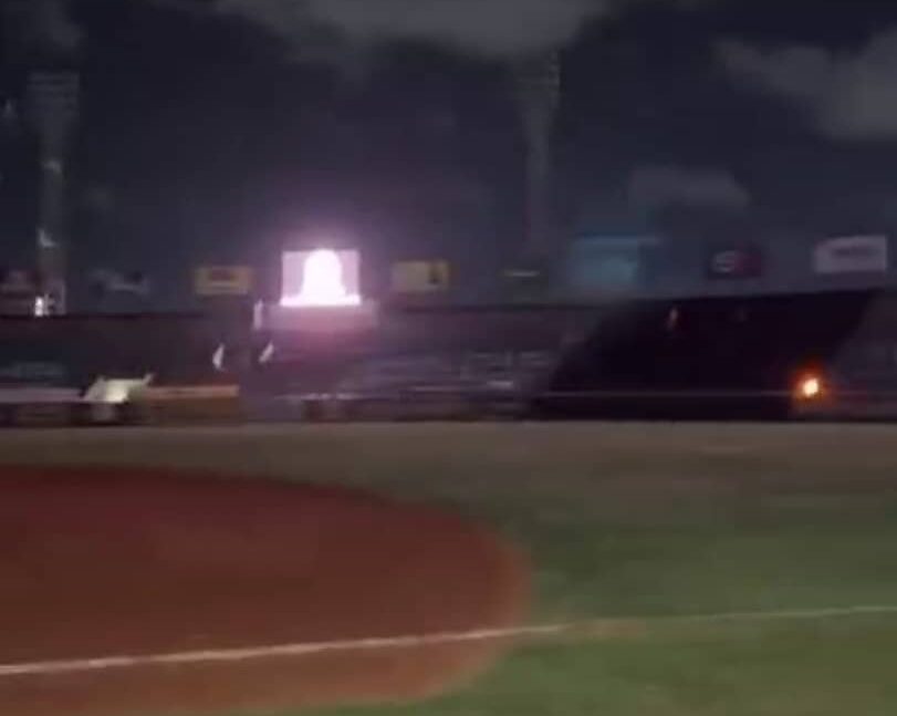 Se fue la luz en el estadio Luis Aparicio en pleno juego