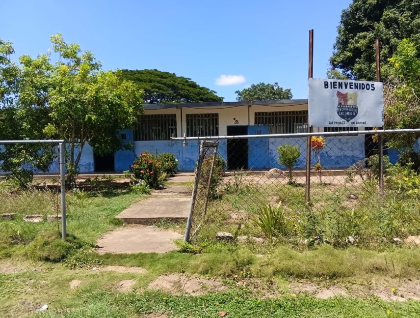Piden dotación de mobiliario en UEN Simón Bolívar